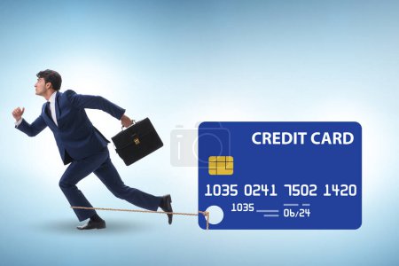 Téléchargez les photos : Homme d'affaires dans le concept de la dette par carte de crédit - en image libre de droit