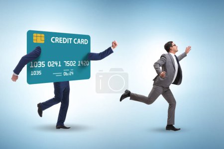 Téléchargez les photos : Homme d'affaires dans le concept de la dette par carte de crédit - en image libre de droit