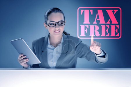 Foto de Tax free shopping concept with the businesswoman - Imagen libre de derechos