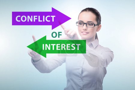 Téléchargez les photos : Conflict of interest concept in the ethical business - en image libre de droit