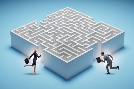 Téléchargez les photos : Business people trying to find a way out of the maze - en image libre de droit