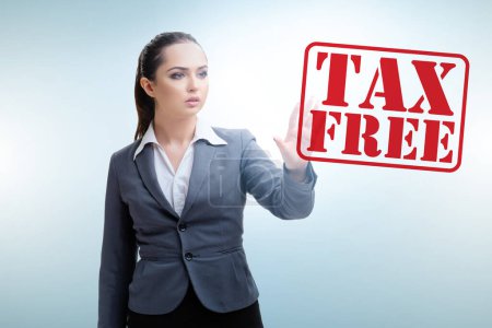 Téléchargez les photos : Tax free shopping concept with the businesswoman - en image libre de droit