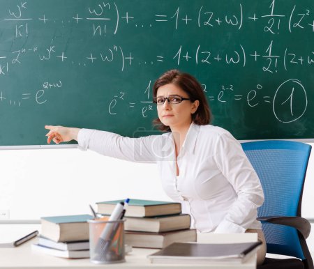 Téléchargez les photos : La prof de maths devant le tableau - en image libre de droit