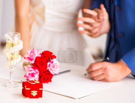 Foto de La ceremonia de boda con la esposa y el marido - Imagen libre de derechos