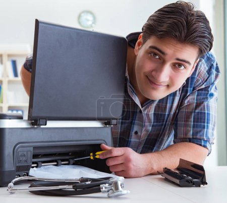 Téléchargez les photos : Le réparateur réparer l'imprimante couleur cassée - en image libre de droit