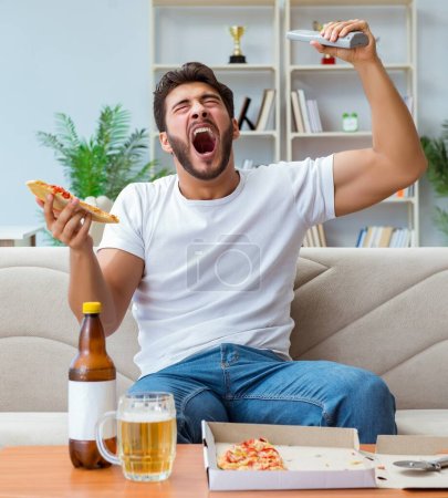 Foto de El hombre comiendo pizza teniendo una comida para llevar en casa descansando relajado - Imagen libre de derechos