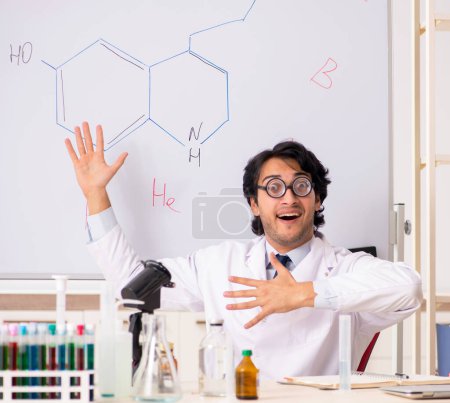 Foto de El joven químico gracioso frente a la pizarra blanca - Imagen libre de derechos
