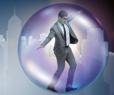 Téléchargez les photos : L'homme d'affaires qui vole dans la bulle - en image libre de droit