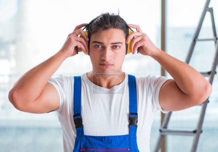 Foto de El trabajador con auriculares de cancelación de ruido - Imagen libre de derechos