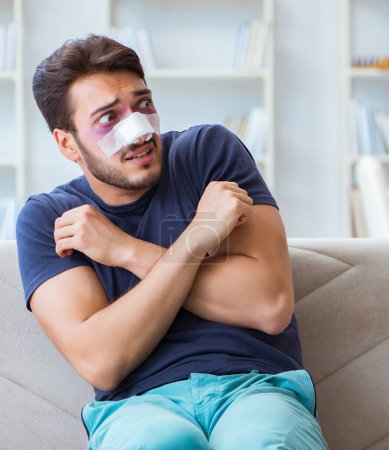 Téléchargez les photos : Jeune homme récupérant la guérison à la maison après la chirurgie plastique nez travail - en image libre de droit