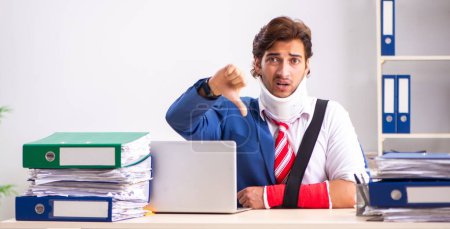 Photo for The injured employee working in the office - Royalty Free Image