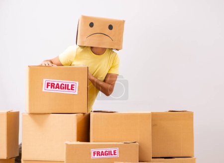 Foto de El hombre infeliz con la caja en lugar de su cabeza - Imagen libre de derechos