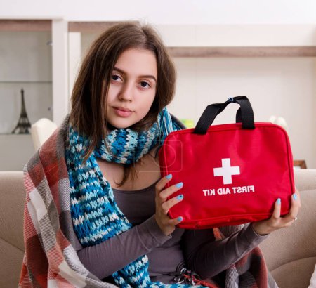 Téléchargez les photos : La jeune femme malade souffrant à la maison - en image libre de droit