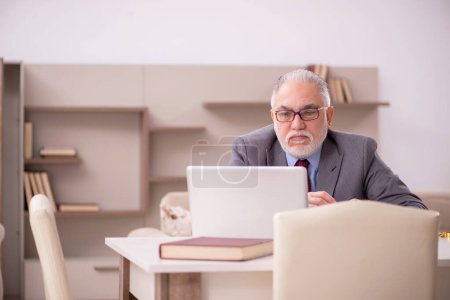 Photo for Old businessman employee working from home during pandemic - Royalty Free Image