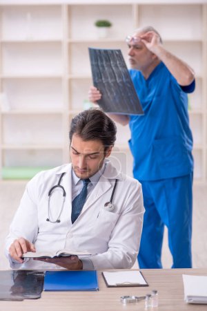 Téléchargez les photos : Two doctors radiologists working at the hospital - en image libre de droit
