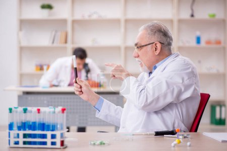 Téléchargez les photos : Two chemists working at the lab - en image libre de droit