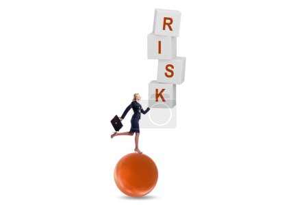 Téléchargez les photos : Risk management concept with the balancing businessman - en image libre de droit