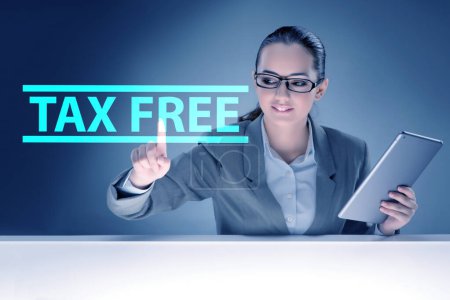 Foto de Concepto de compra libre de impuestos con la mujer de negocios - Imagen libre de derechos