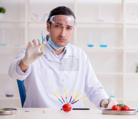 Foto de El experto en nutrición masculina probando productos alimenticios en laboratorio - Imagen libre de derechos