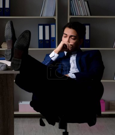 Foto de Empresario cansado y durmiendo en la oficina después de horas extras - Imagen libre de derechos