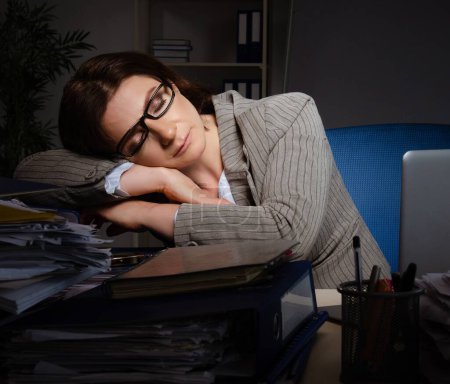 Foto de La empleada que sufre de exceso de trabajo - Imagen libre de derechos