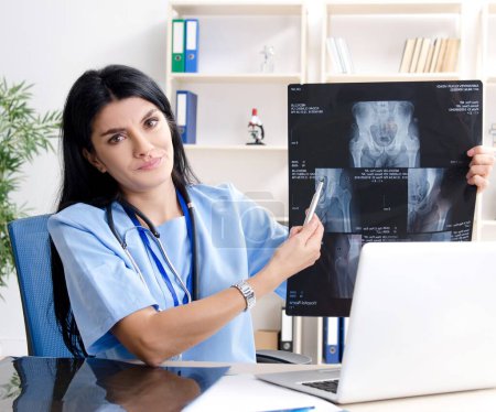 Téléchargez les photos : La femme médecin radiologue travaillant à la clinique - en image libre de droit