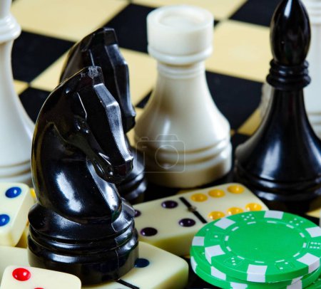 Foto de El ajedrez y otros accesorios de juego - Imagen libre de derechos