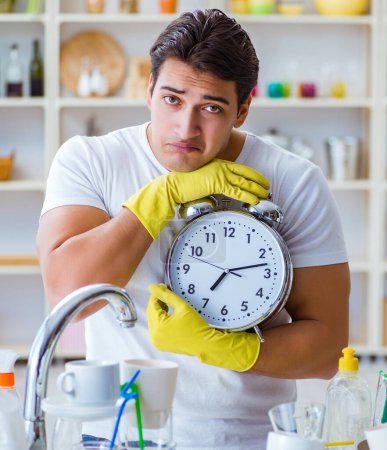 Téléchargez les photos : L'homme qui ne respecte pas les délais du travail ménager - en image libre de droit
