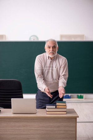Téléchargez les photos : Vieux professeur dans la salle de classe - en image libre de droit