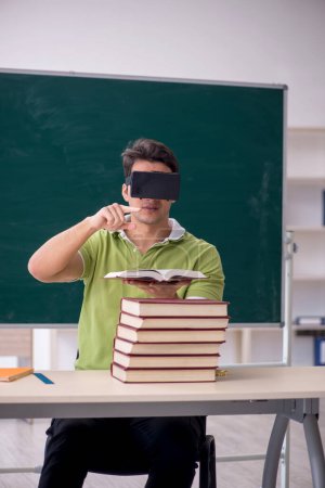 Foto de Joven estudiante con gafas virtuales en el aula - Imagen libre de derechos