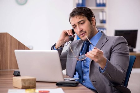 Téléchargez les photos : Young businessman employee talking by phone - en image libre de droit