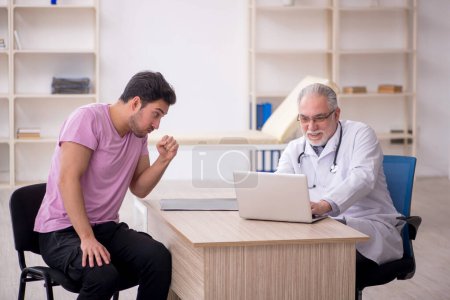 Téléchargez les photos : Jeune patient visitant un vieux médecin - en image libre de droit