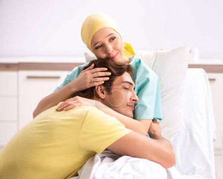 Foto de El marido que cuida de su esposa en el hospital - Imagen libre de derechos