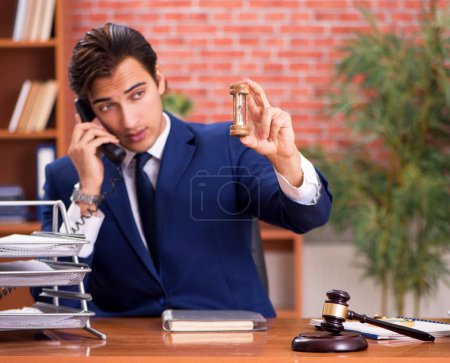 Téléchargez les photos : Le jeune beau avocat qui travaille dans son bureau - en image libre de droit