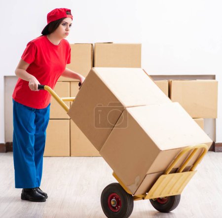 Téléchargez les photos : The young female professional mover doing home relocation - en image libre de droit