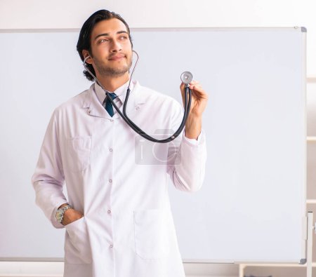Téléchargez les photos : Le jeune médecin devant le tableau blanc - en image libre de droit