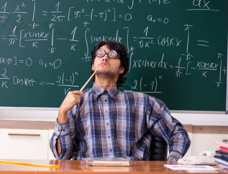 Foto de El gracioso profesor de matemáticas masculino en el aula - Imagen libre de derechos