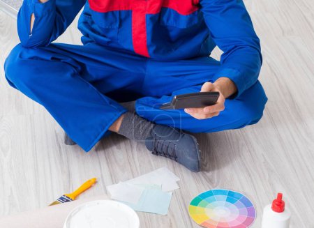 Foto de El joven pintor tratando de combinar colores para el trabajo de pintura - Imagen libre de derechos
