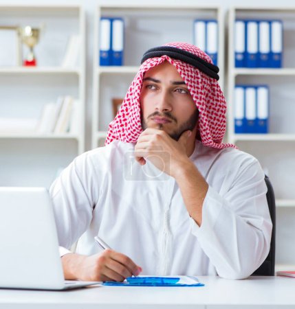 Téléchargez les photos : Homme d'affaires arabe travaillant dans le bureau faisant de la paperasse avec une pile de papiers - en image libre de droit