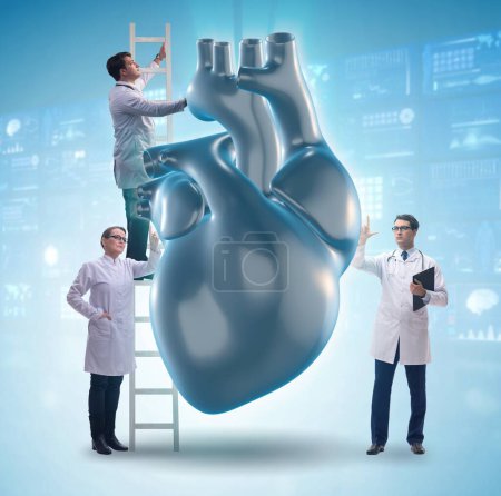 Téléchargez les photos : L'examen cardiaque par une équipe de médecins - en image libre de droit