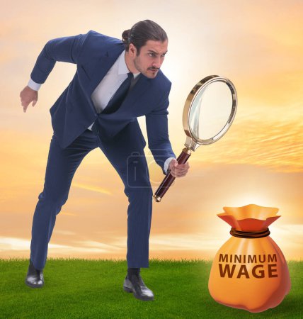 Téléchargez les photos : Le concept de salaire minimum avec l'homme d'affaires - en image libre de droit