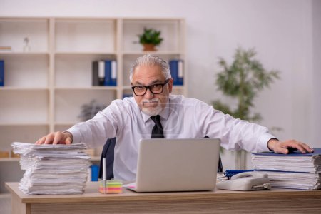 Photo for Old businessman employee working at workplace - Royalty Free Image