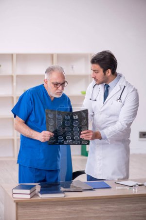 Foto de Two doctors radiologists working at the hospital - Imagen libre de derechos