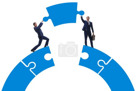 Téléchargez les photos : Business people building bridge in the teamwork concept - en image libre de droit