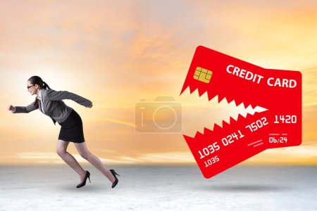 Foto de Mujer de negocios en el concepto de deuda de tarjetas de crédito - Imagen libre de derechos