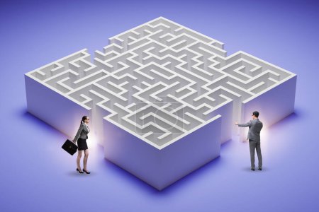 Téléchargez les photos : Business people trying to find a way out of the maze - en image libre de droit