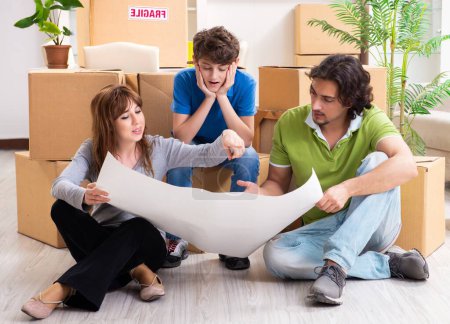 Foto de La joven familia se muda a un piso nuevo - Imagen libre de derechos