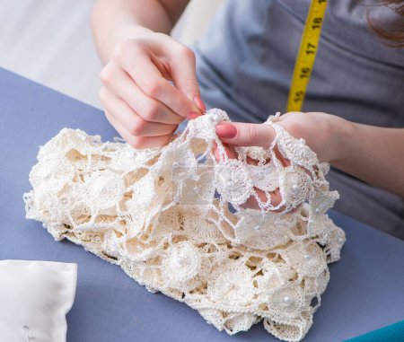Foto de Mujer sastre trabajando en una costura de ropa costura tela de medición - Imagen libre de derechos