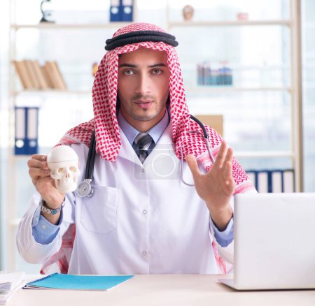 Téléchargez les photos : Le médecin arabe avec le crâne humain - en image libre de droit