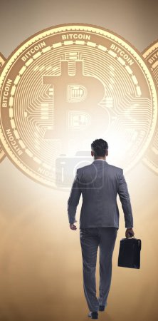 Foto de Empresario caminando hacia bitcoins en concepto blockchain criptomoneda - Imagen libre de derechos